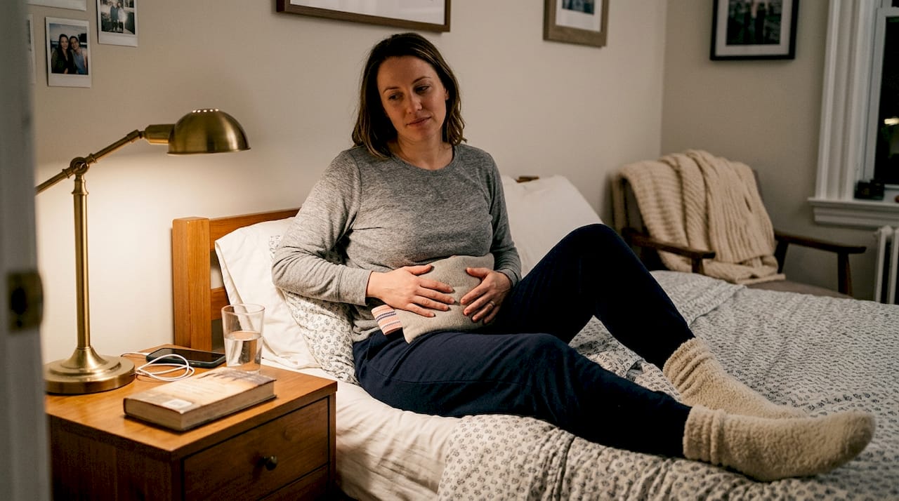 Kvinna som värmer sig med en värmedyna som en del av sin kvällsrutin